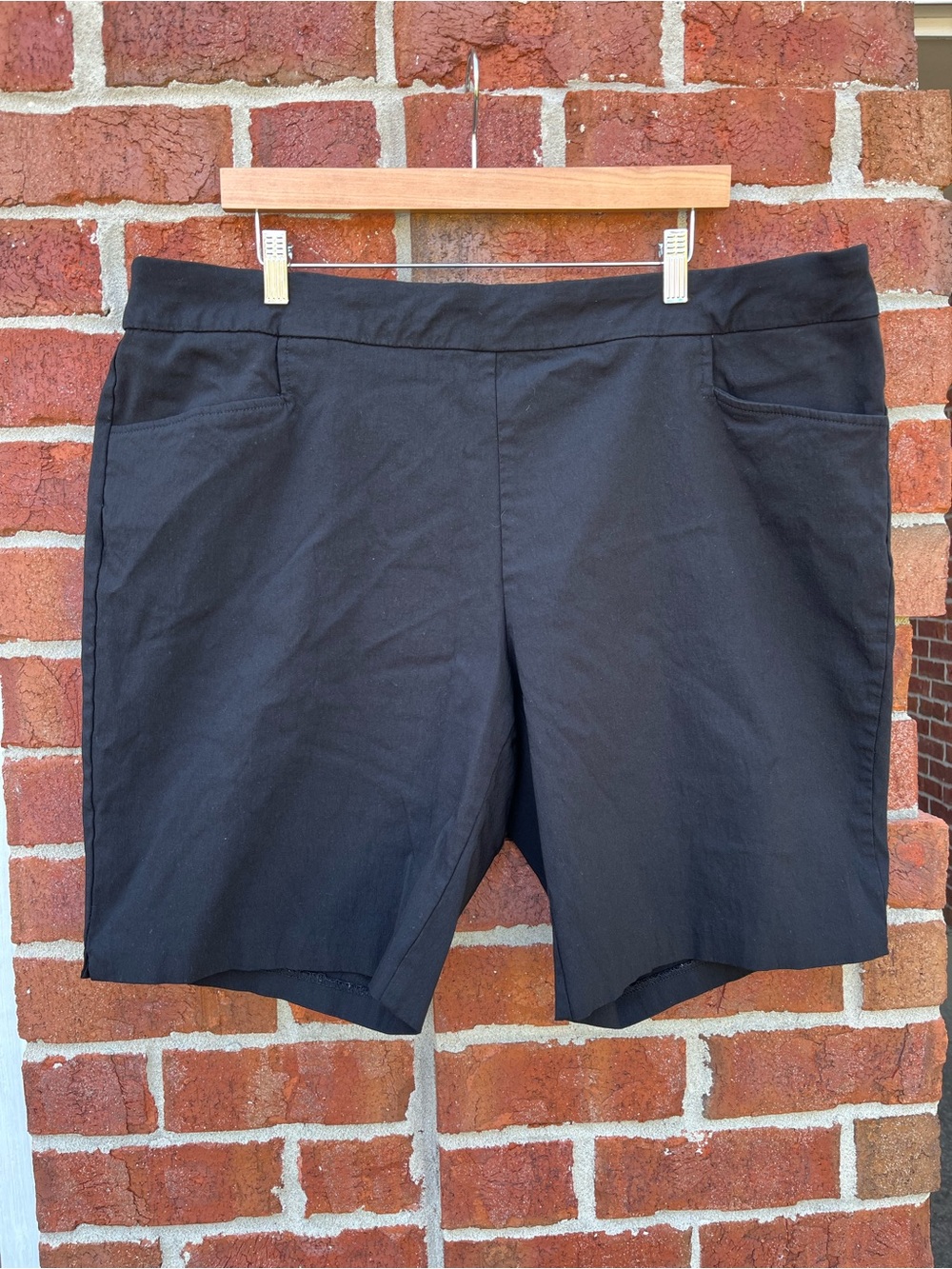 Terra & Sky Black Pull-On Bermuda Shorts